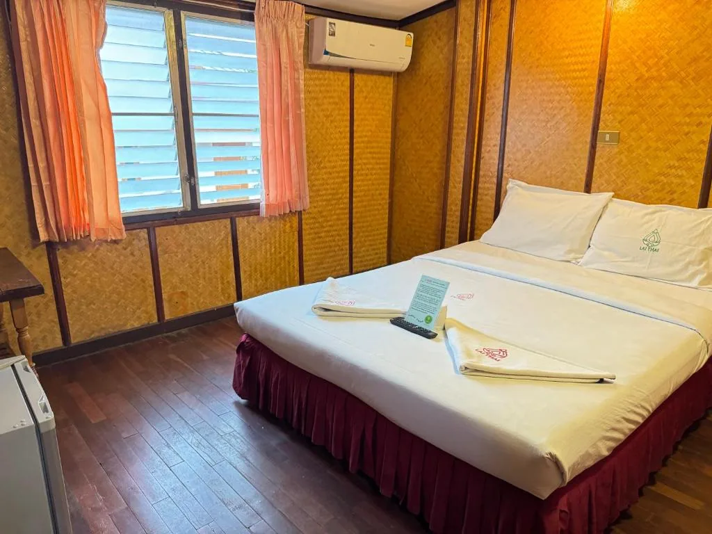 Double Room with Shared Bathroom β Collection O Khu Mueang