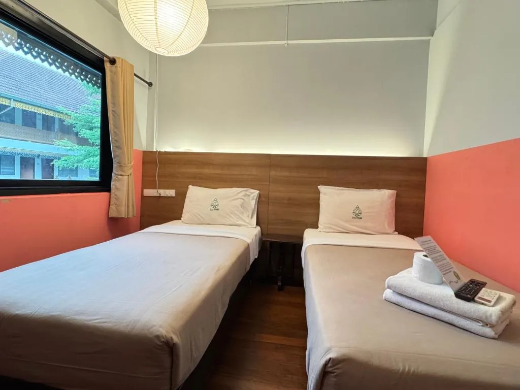 Standard Twin Room β Collection O Khu Mueang