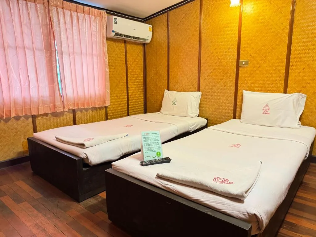 Twin Room with Shared Bathroom β Collection O Khu Mueang